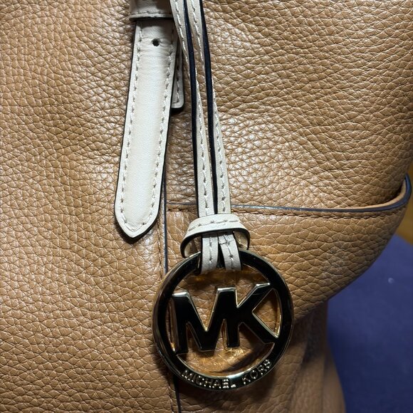 MICHAEL KORS JET SET TOTE NWOT - WITH 2 M KORS BAG CHARMS - Picture 4 of 6